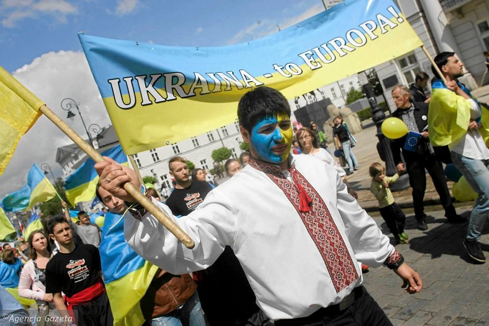 Скандал в Польше: рабочих заставили носить одежду в сине-желтых цветах