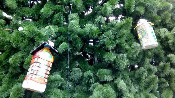 Ялинку окупованого Харцизька прикрасили пластиком зі смітника: фото Ялинку окупованого Харцизька прикрасили пластиком зі смітника: фото