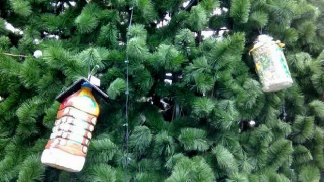 Елку оккупированного Харцызска украсили пластиком с помойки: фото Елку оккупированного Харцызска украсили пластиком с помойки: фото