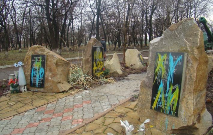 На окупованій Луганщині лайкою розмалювали пам'ятники вбитим бойовикам: фото