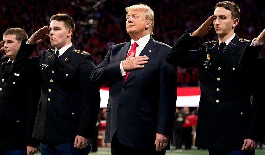 Трамп сконфузився під час виконання гімну США: відео Трамп сконфузився під час виконання гімну США: відео