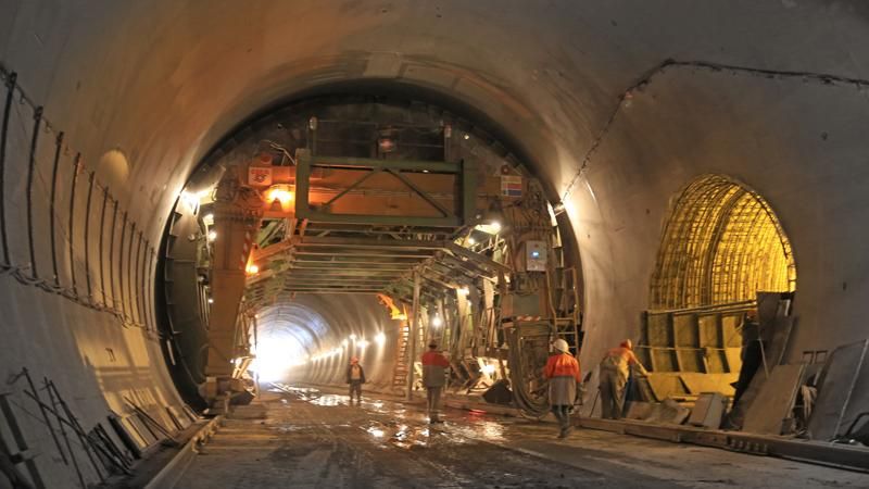 Стало відомо, коли перші поїзди поїдуть через новий двоколійний Бескидський тунель