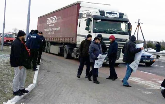 На Волыни митингующие заблокировали трассу ведущую к границе с Польшей