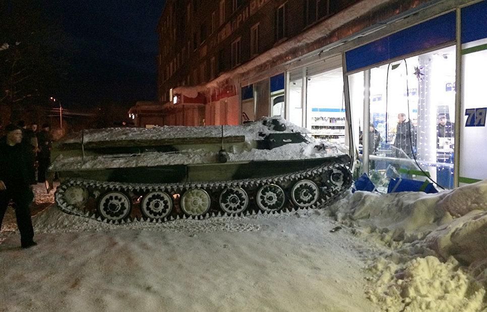 Росіянин на бронетранспортері протаранив магазин, щоб вкрасти алкоголь: фото Росіянин на бронетранспортері протаранив магазин, щоб вкрасти алкоголь: фото