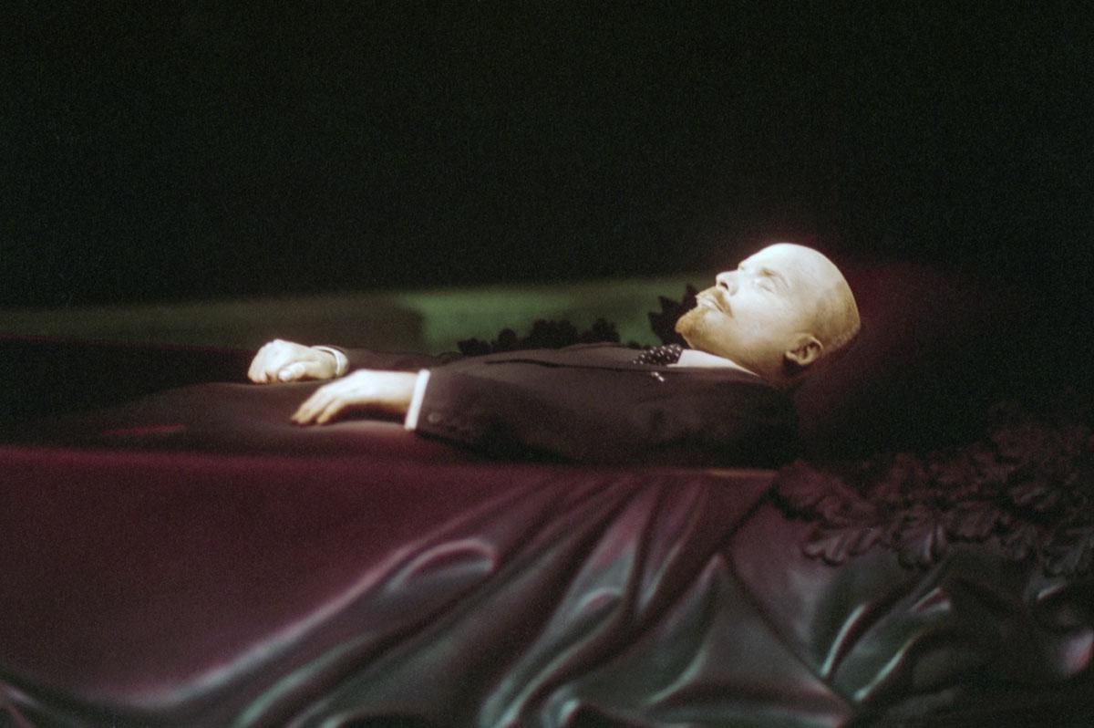 Кремлевский мертвец: Ленина похоронят в Мавзолее?