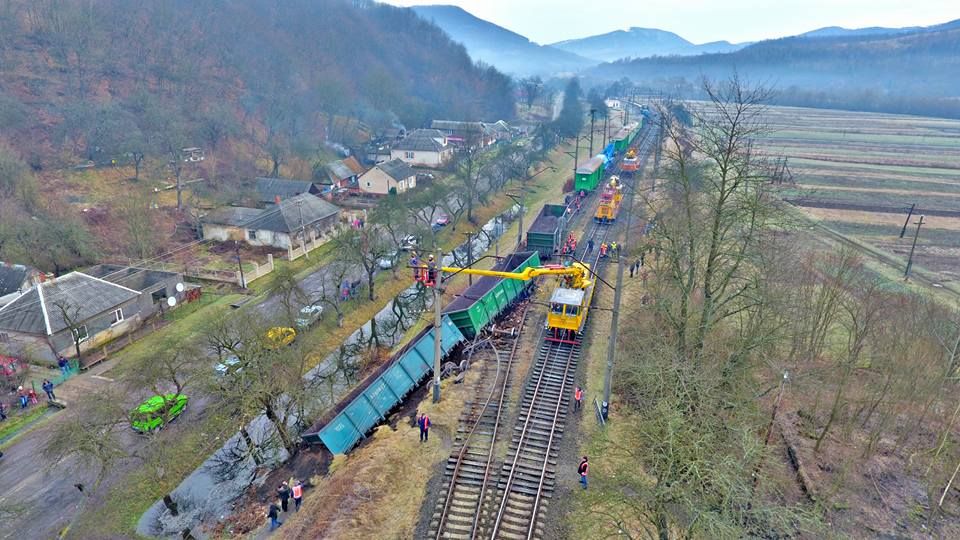 На Закарпатті потяг зійшов з рейок: фото та відео