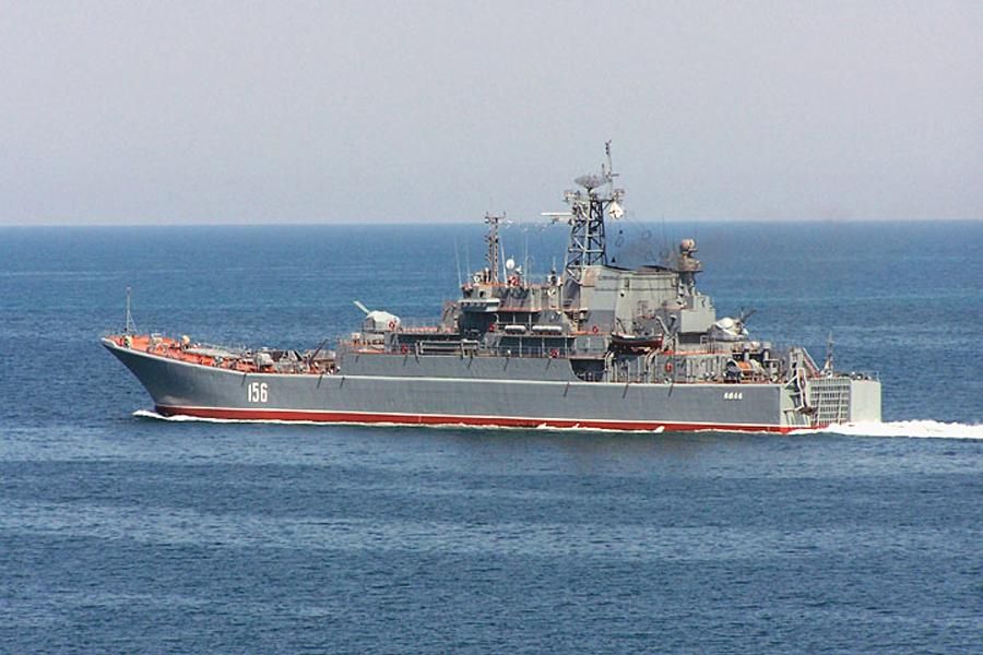 Російський військовий корабель зіштовхнувся з суховантажем, коли повертався до окупованого Севастополя