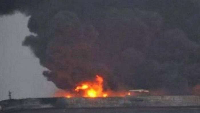 Нафтовий танкер, який горів 5 днів, вибухнув біля берегів Китаю