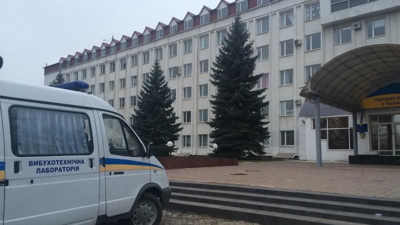 У Чернівцях невідомий кинув гранату в приміщенні податкової поліції, є постраждалі У Чернівцях невідомий кинув гранату в приміщенні податкової поліції, є постраждалі