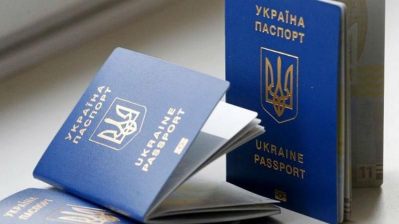 Українців закликають не планувати закордонні поїздки – затримка з видачою паспортів триває