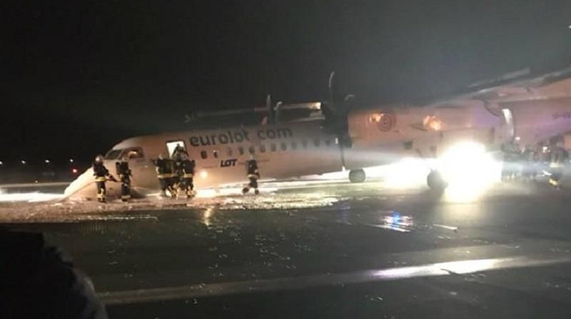 В Варшаве самолет совершил аварийную посадку фото