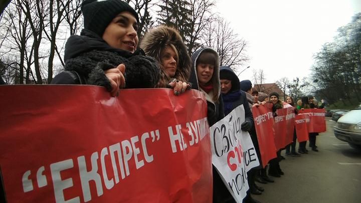 Журналисты возвели стену из газет под Львовской ОГА: опубликовано фото и видео Журналисты возвели стену из газет под Львовской ОГА: опубликовано фото и видео