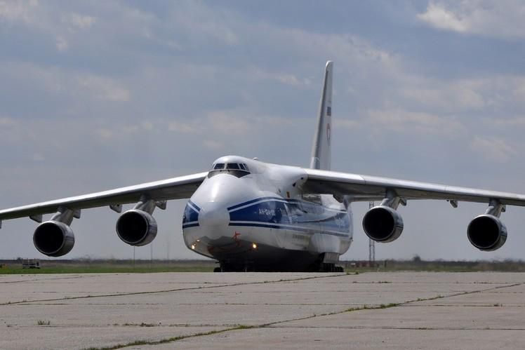 Украинский самолет "Руслан" перевозит детали для компании Илона Маска