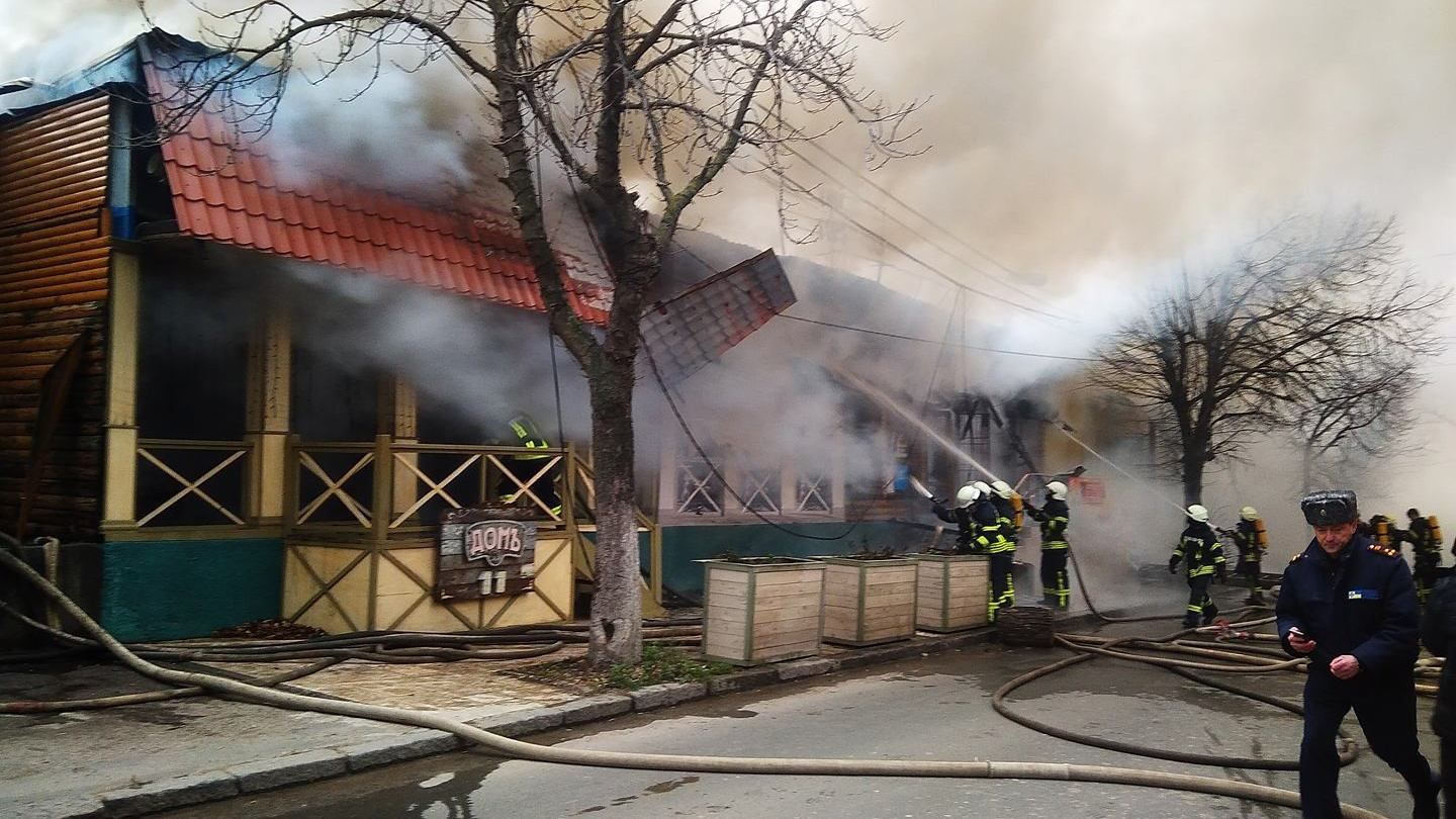 Крупный пожар в Одессе: горят ресторан, магазин и кафе