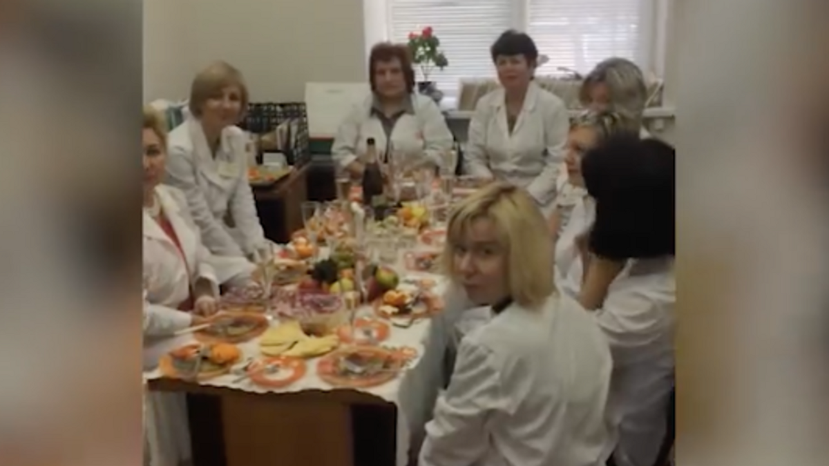Пацієнти нехай зачекають: у Росії лікарі влаштували застілля під час роботи  