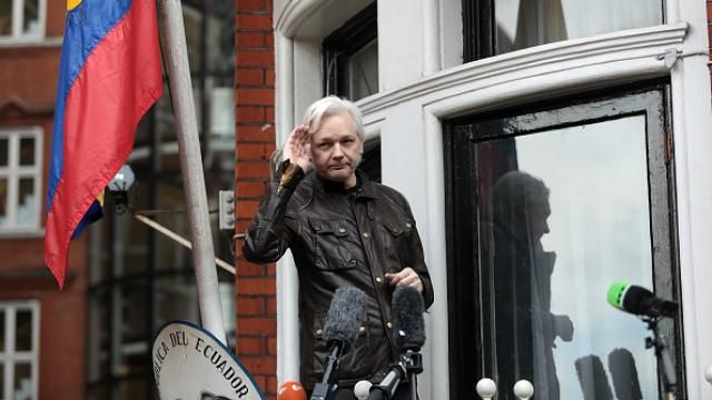 Джуліан Ассанж після 5 років поневірянь у посольстві став громадянином Еквадору Джуліан Ассанж після 5 років поневірянь у посольстві став громадянином Еквадору
