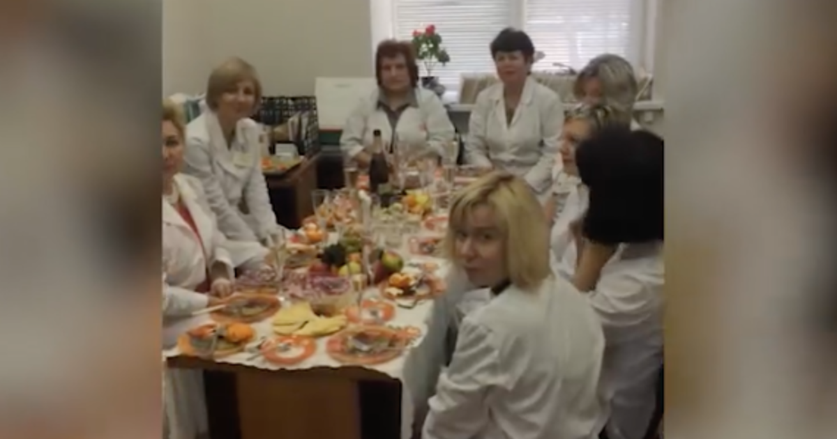 Пациенты пускай подождут: в России врачи устроили застолье во время работы Пациенты пускай подождут: в России врачи устроили застолье во время работы