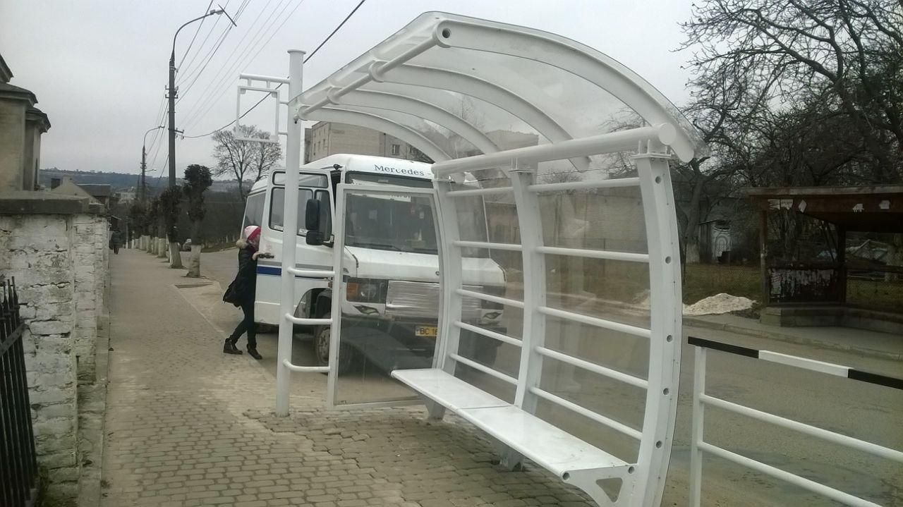 В Золочеве установили необычную остановку общественного транспорта: фото