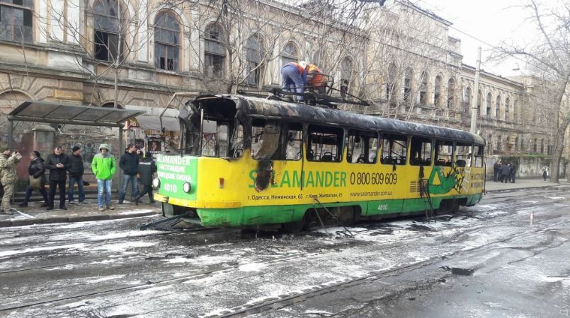В центре Одессы дотла сгорел трамвай: люди в панике выпрыгивали из окон