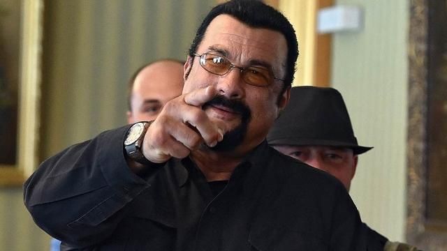 Стивена Сигала обвинили в домогательствах Стивена Сигала обвинили в домогательствах