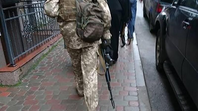 Колядник з "автоматом" не на жарт налякав жителів Тернополя: деталі інциденту