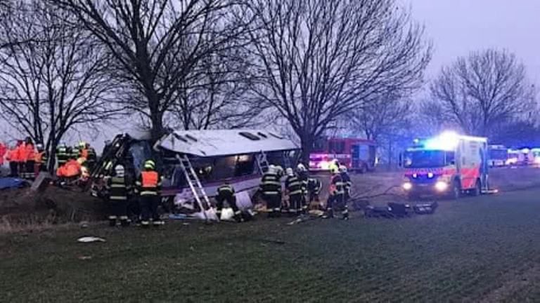 Біля Праги розбився пасажирський автобус, є загиблі та майже півсотні поранених: фото, відео