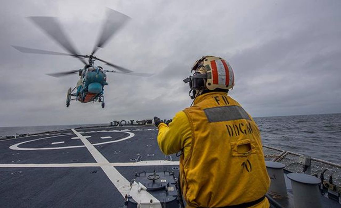 Авиация ВСУ провела в море совместные тренировки с американским эсминцем: фото