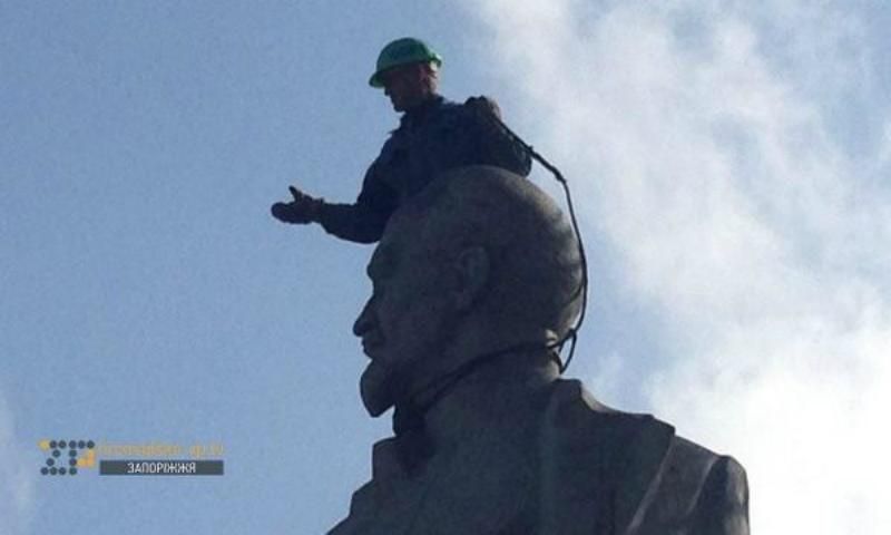 Пам'ятники Дзержинському та "Героїчній молодості" здадуть як вторсировину у Запоріжжі Пам'ятники Дзержинському та "Героїчній молодості" здадуть як вторсировину у Запоріжжі