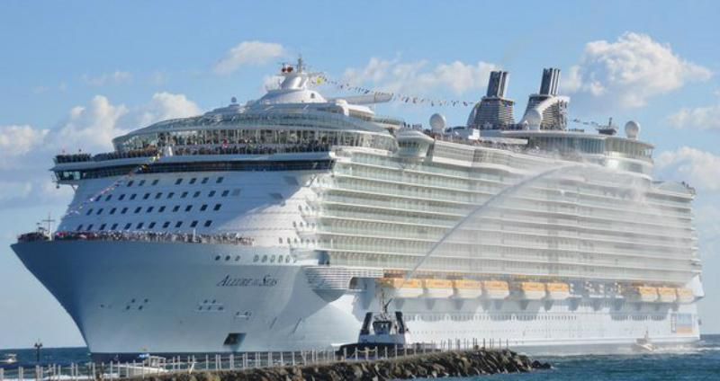 В Барселоне паром протаранил круизный лайнер: видео