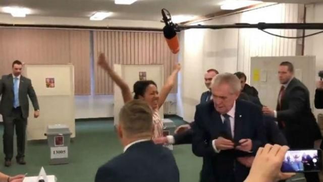 Femen, которая обнажилась перед президентом Земаном, имела удостоверение украинской журналистки Femen, которая обнажилась перед президентом Земаном, имела удостоверение украинской журналистки