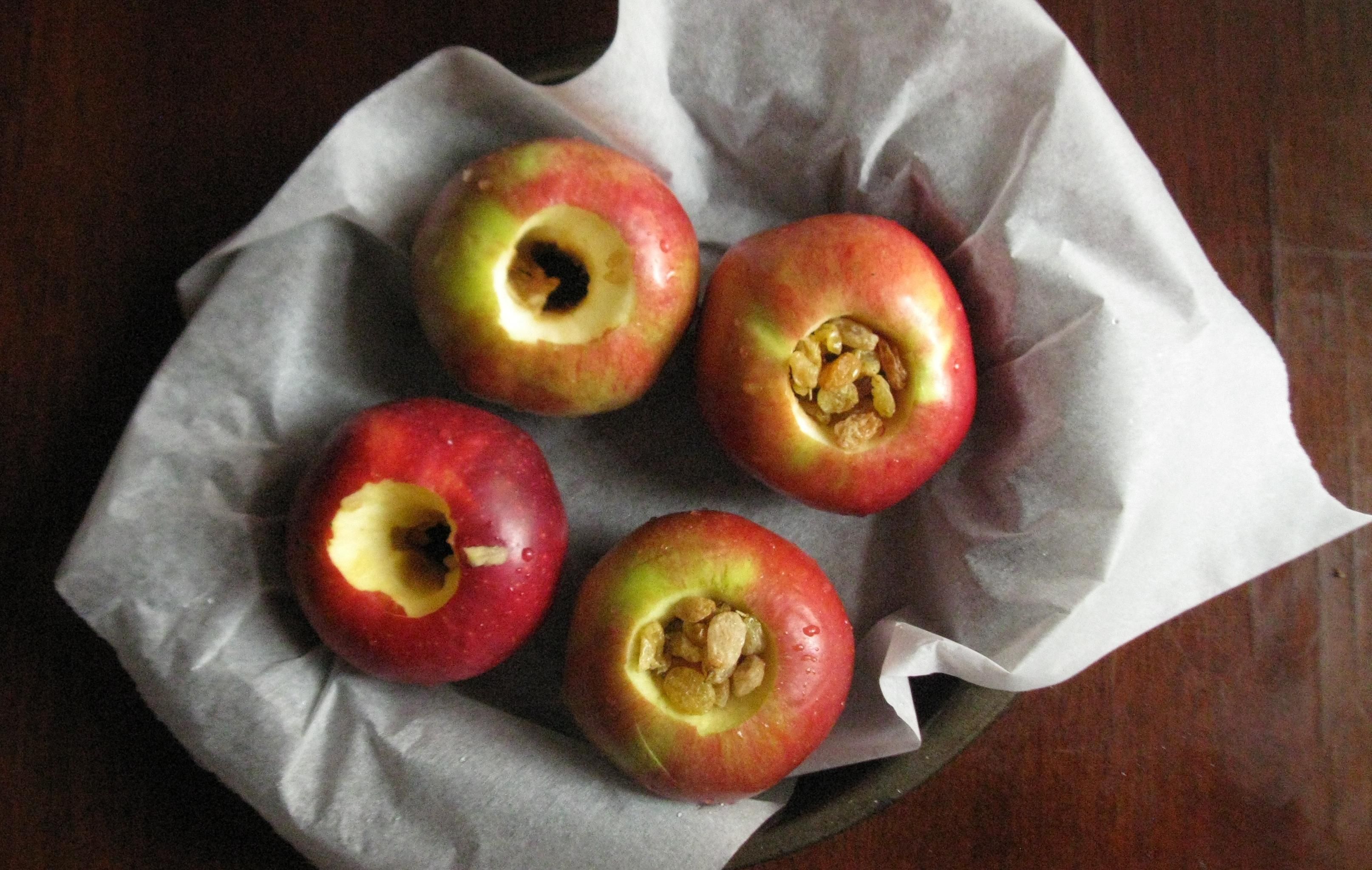 Як запекти яблука з родзинками та горіхами 