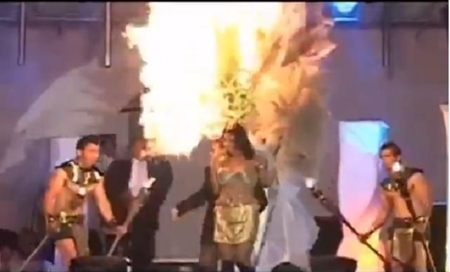 На конкурсі краси учасниця загорілась на сцені: моторошне відео На конкурсі краси учасниця загорілась на сцені: моторошне відео