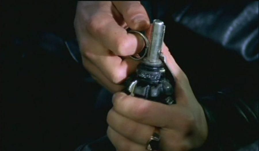 Чоловік кинув гранату в автомобіль своєї колишньої дружини, жінку госпіталізували у важкому стані Чоловік кинув гранату в автомобіль своєї колишньої дружини, жінку госпіталізували у важкому стані