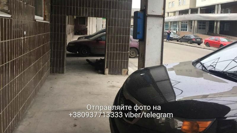 В Киеве под стенами больницы умер бомж, потому что его отказались лечить, – соцсети В Киеве под стенами больницы умер бомж, потому что его отказались лечить, – соцсети