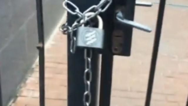 "Смерть России" – активисты закрыли российский центр в Киеве "Смерть России" – активисты закрыли российский центр в Киеве