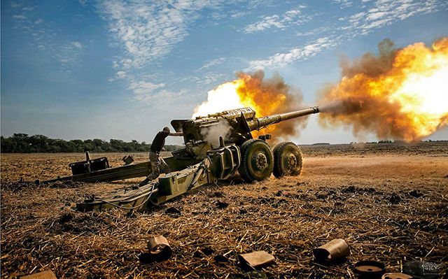 Бойцы ВСУ сняли на видео ночные стрельбы своей артиллерии Бойцы ВСУ сняли на видео ночные стрельбы своей артиллерии