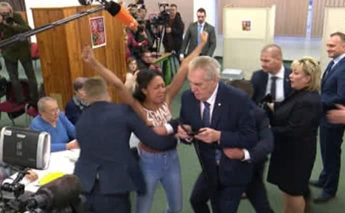 Голая активистка Femen не планировала нападать на Земана, – адвокат Голая активистка Femen не планировала нападать на Земана, – адвокат