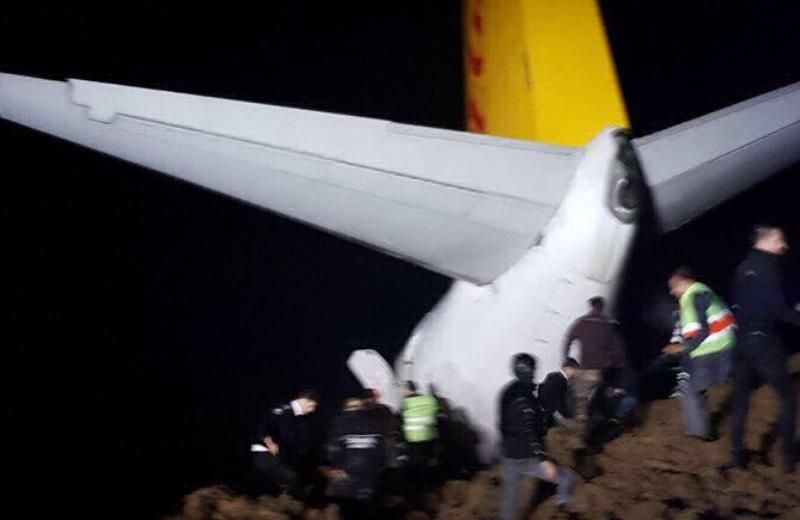 В Турции пассажирский самолет выкатился со взлетной полосы "в кювет"

