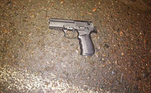 У Сумах чоловік відкрив вогонь по людях у магазині: є поранені У Сумах чоловік відкрив вогонь по людях у магазині: є поранені