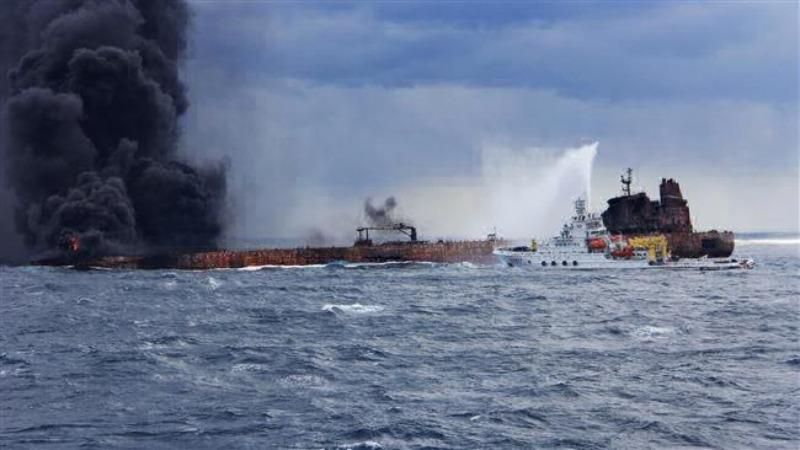 Пожар на нефтяном танкере в Китайском море: на корабле нашли тела