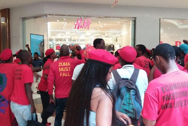 Обурені люди розгромили магазини H&M у Південній Африці через расистську рекламу