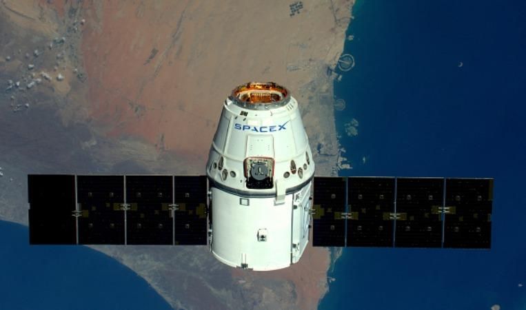 "Дракон" SpaceX успешно сел на воду в Тихом океане: появились фото