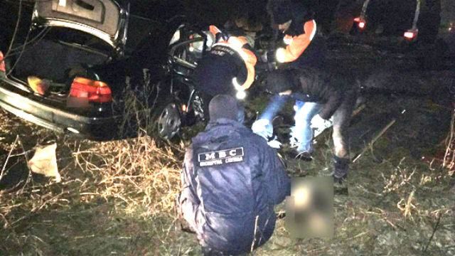Потужне зіткнення двох машин на Рівненщині, тіла витягали рятувальники: страшні кадри
