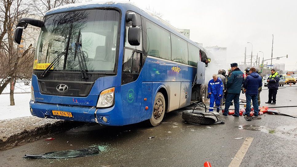 На окраине Москвы загорелся автобус со школьниками, после чего въехал в автомобиль: видео