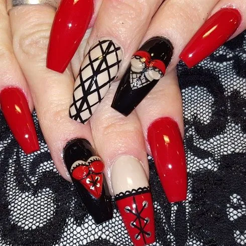 Жіночі груди на нігтях Жіночі груди на нігтях