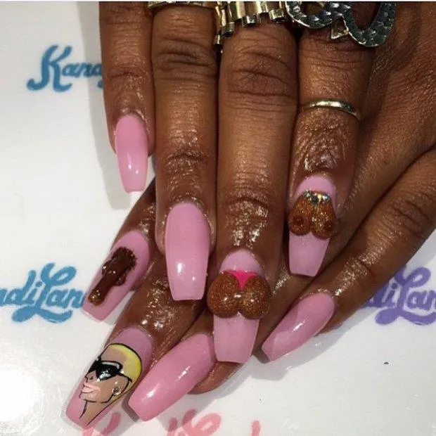 Жіночі груди на нігтях Жіночі груди на нігтях