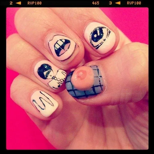 Жіночі груди на нігтях Жіночі груди на нігтях