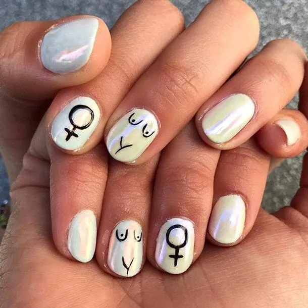 Жіночі груди на нігтях Жіночі груди на нігтях