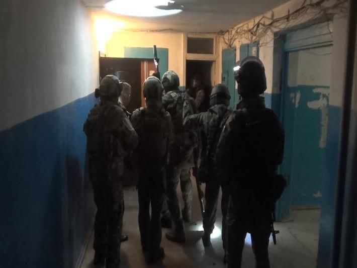 Так званий "Беркут" штурмував квартиру у Севастополі після повідомлення про стрілянину Так званий "Беркут" штурмував квартиру у Севастополі після повідомлення про стрілянину