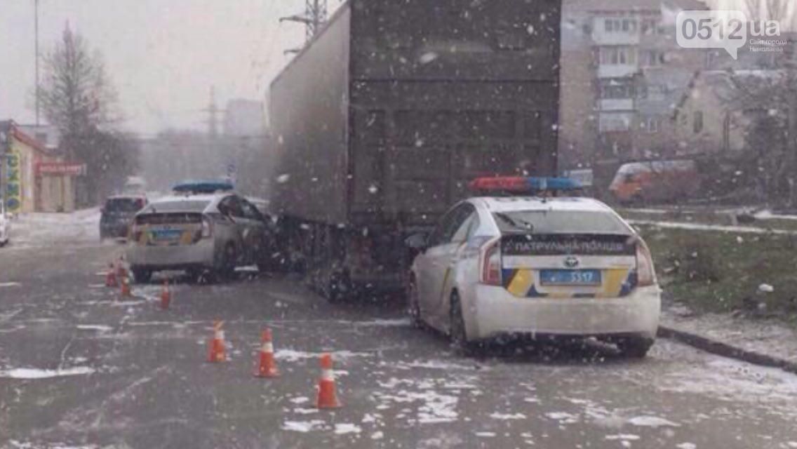 Полицейский Prius влетел в грузовик в Николаеве: фото